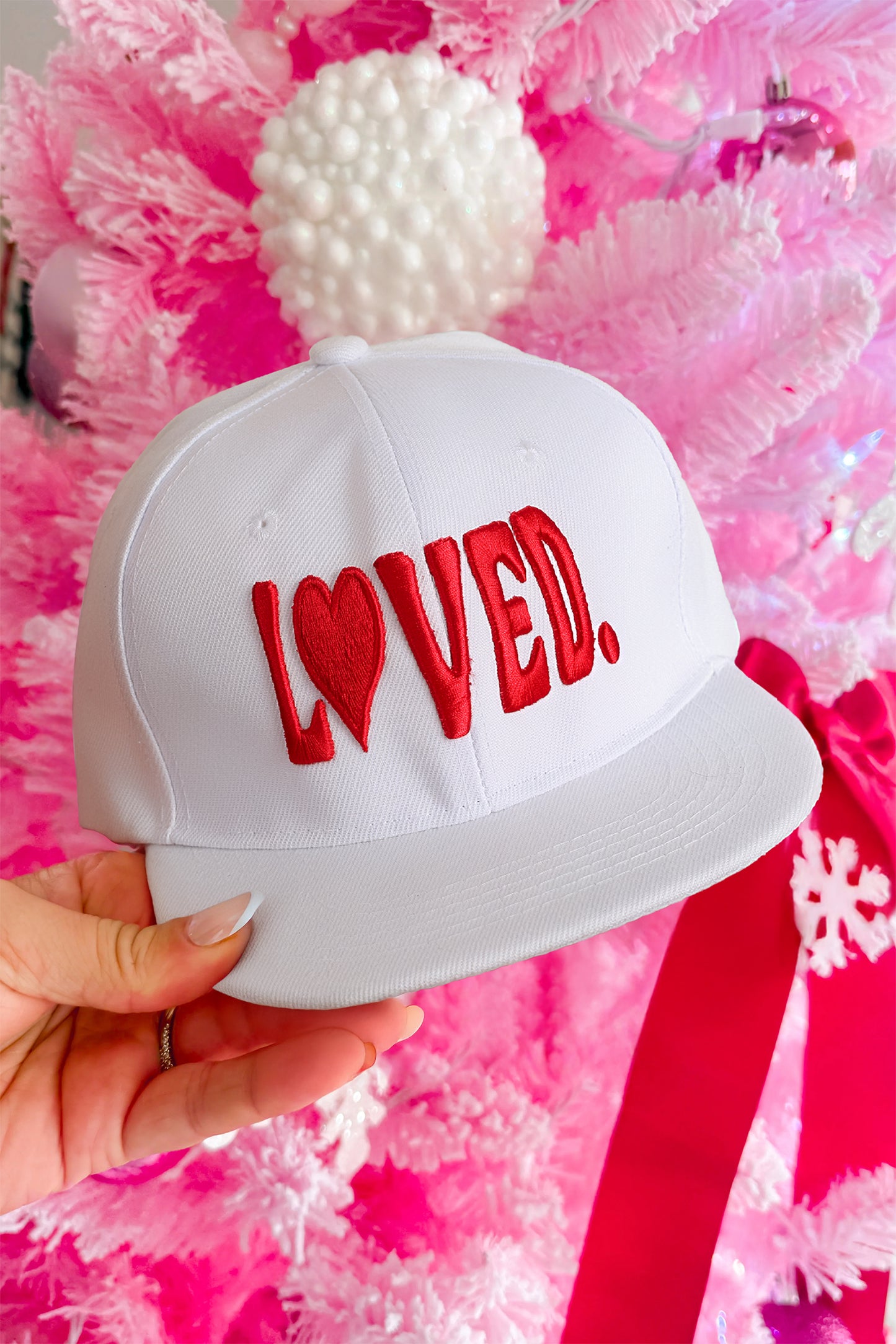 Gorra de béisbol blanca personalizada con bordado del Día de San Valentín