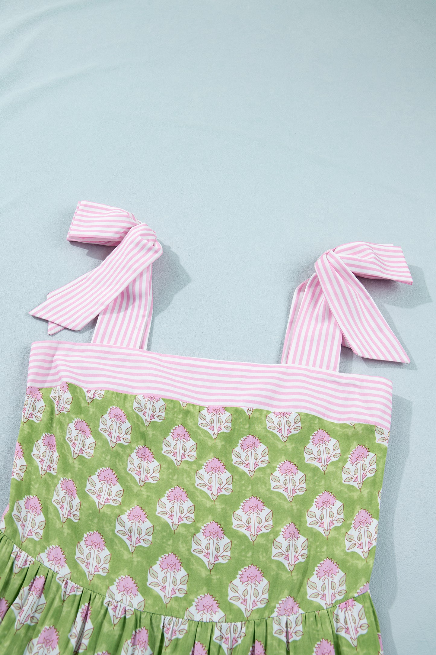 Vestido Maxi con Estampado Floral Verde, Detalles Rayados y Tirantes con Nudo