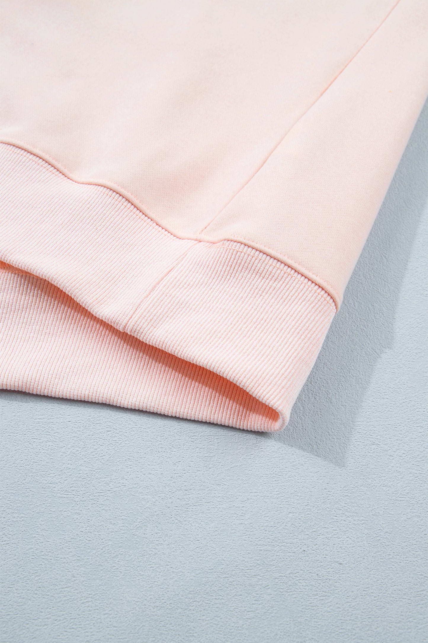 Sudadera de cuello alto talla grande con diseño gráfico de parche con ribete bordado "BLESSED" en rosa claro