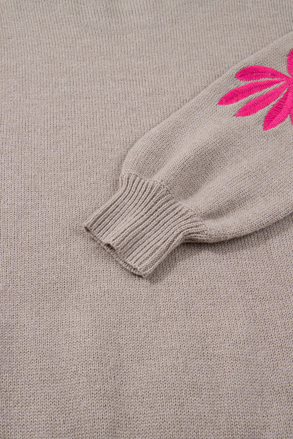 Suéter Holgado de Cuello Redondo con Manga Floral Bordada en Color Topo Sencillo