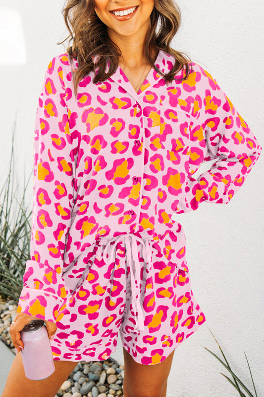 Conjunto de pijama de camisa de manga larga y pantalón corto con estampado de leopardo rosa