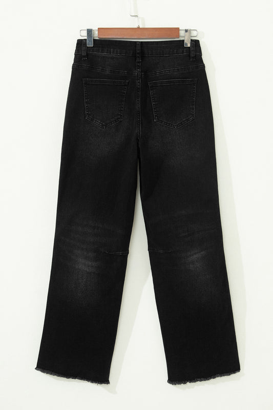 Jeans rectos negros cortos y deshilachados