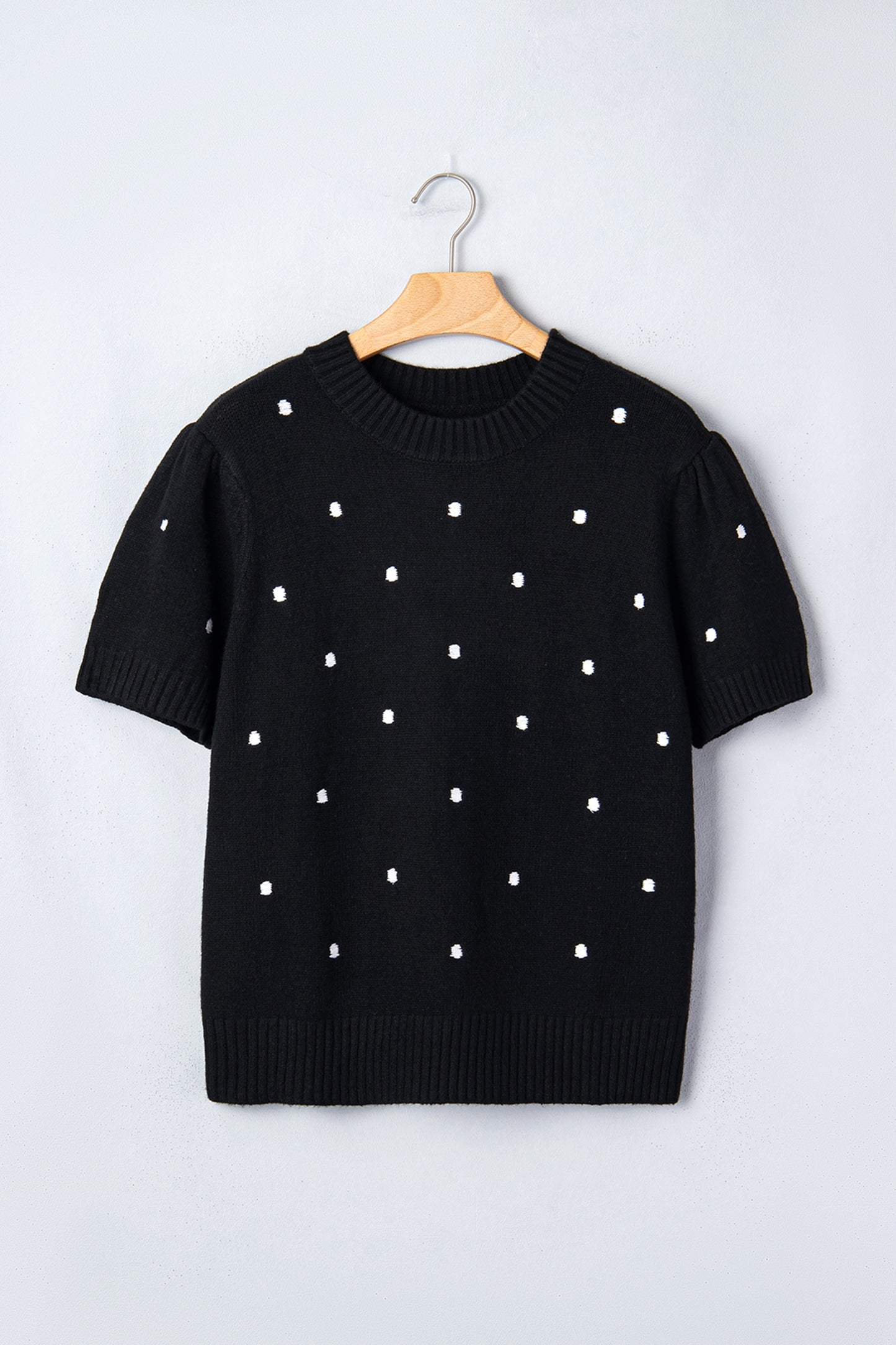 Suéter negro elegante de burbujas con lunares y manga corta
