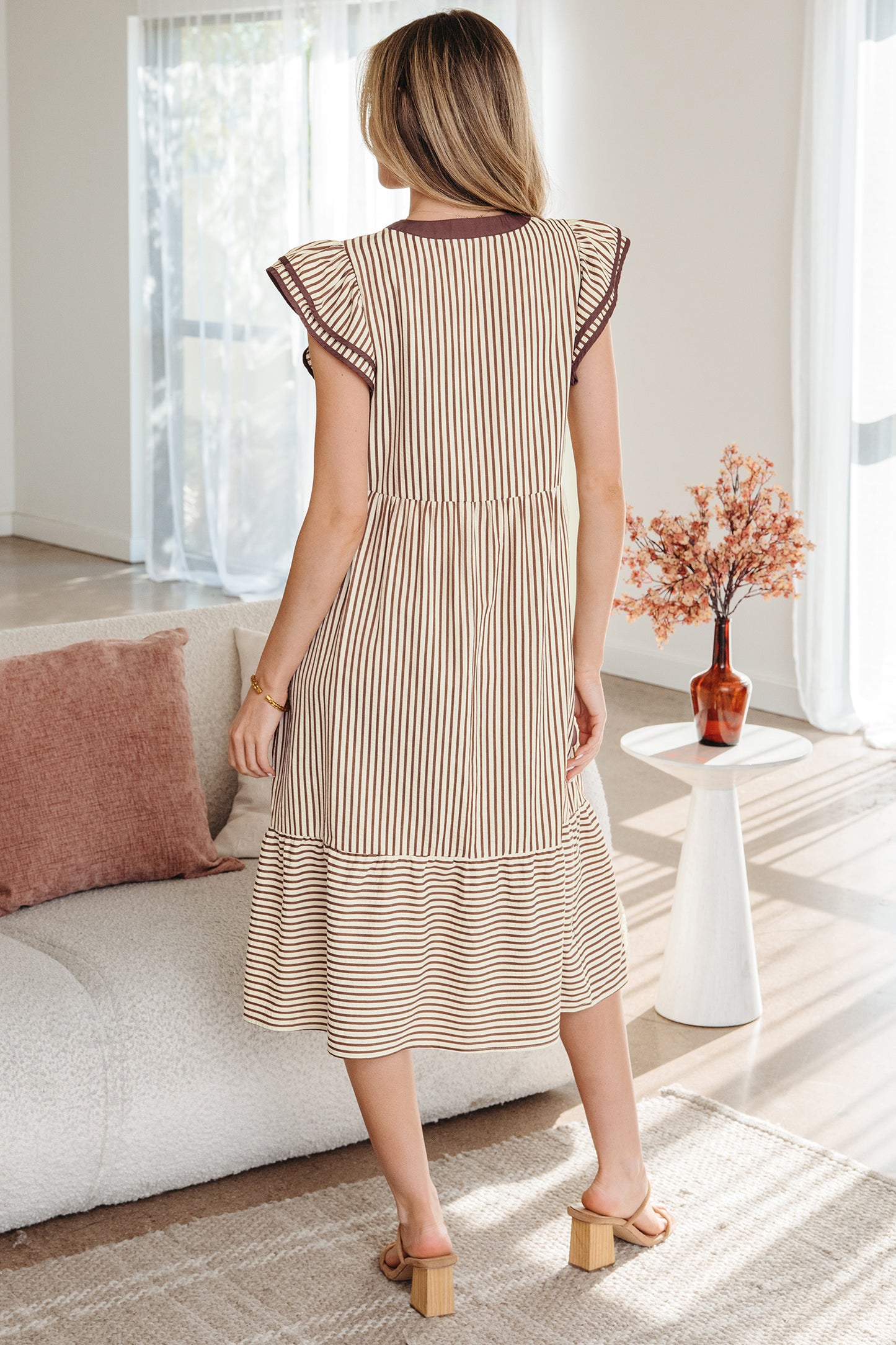 Vestido midi con cuello en V, manga corta con doble volante y ribete en contraste, a rayas marrones