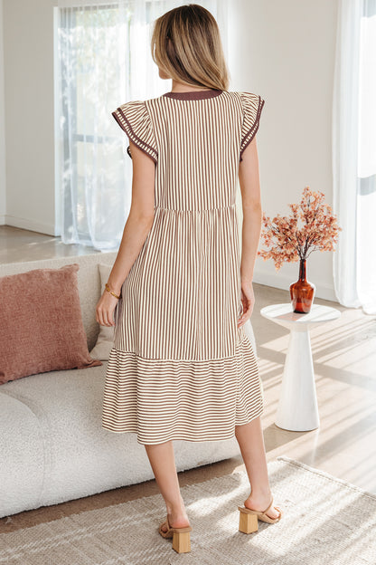 Vestido midi con cuello en V, manga corta con doble volante y ribete en contraste, a rayas marrones