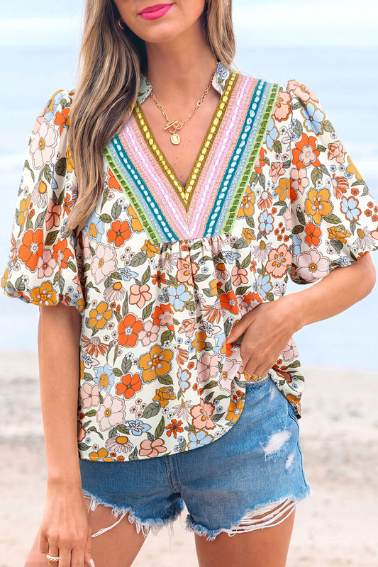 Blusa bohemia con cuello en V, mangas abullonadas y flores de ganchillo multicolor