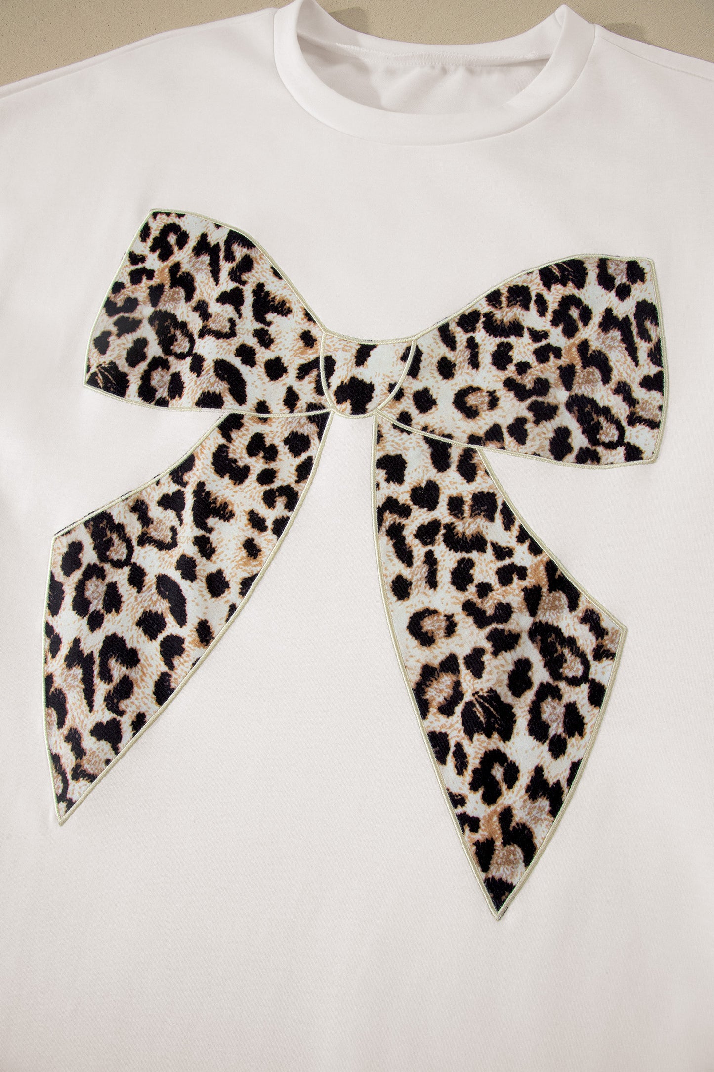 Vestido largo de manga corta con lazo de leopardo y contraste blanco