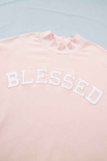 Sudadera de cuello alto talla grande con diseño gráfico de parche con ribete bordado "BLESSED" en rosa claro
