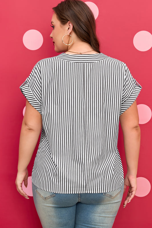 Blusa de talla grande con estampado de rayas negras, escote en V y manga corta dolmán con presilla para remangar