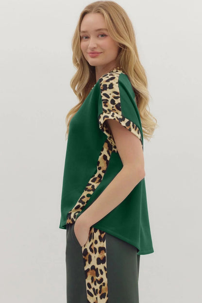 Camiseta suelta de cuello redondo con ribete de leopardo verde mar