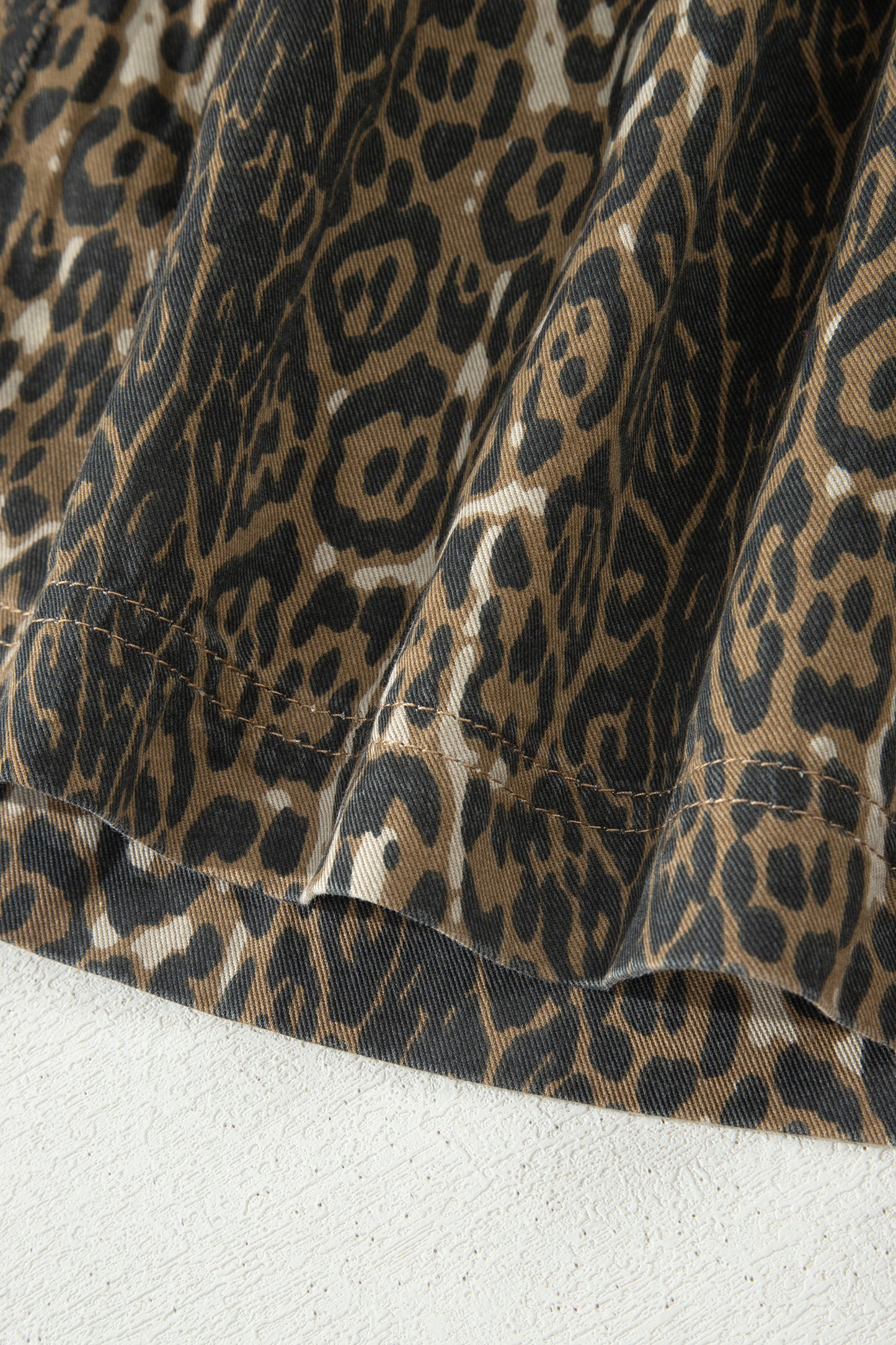 Minivestido vaquero plisado de manga corta con estampado de leopardo gris