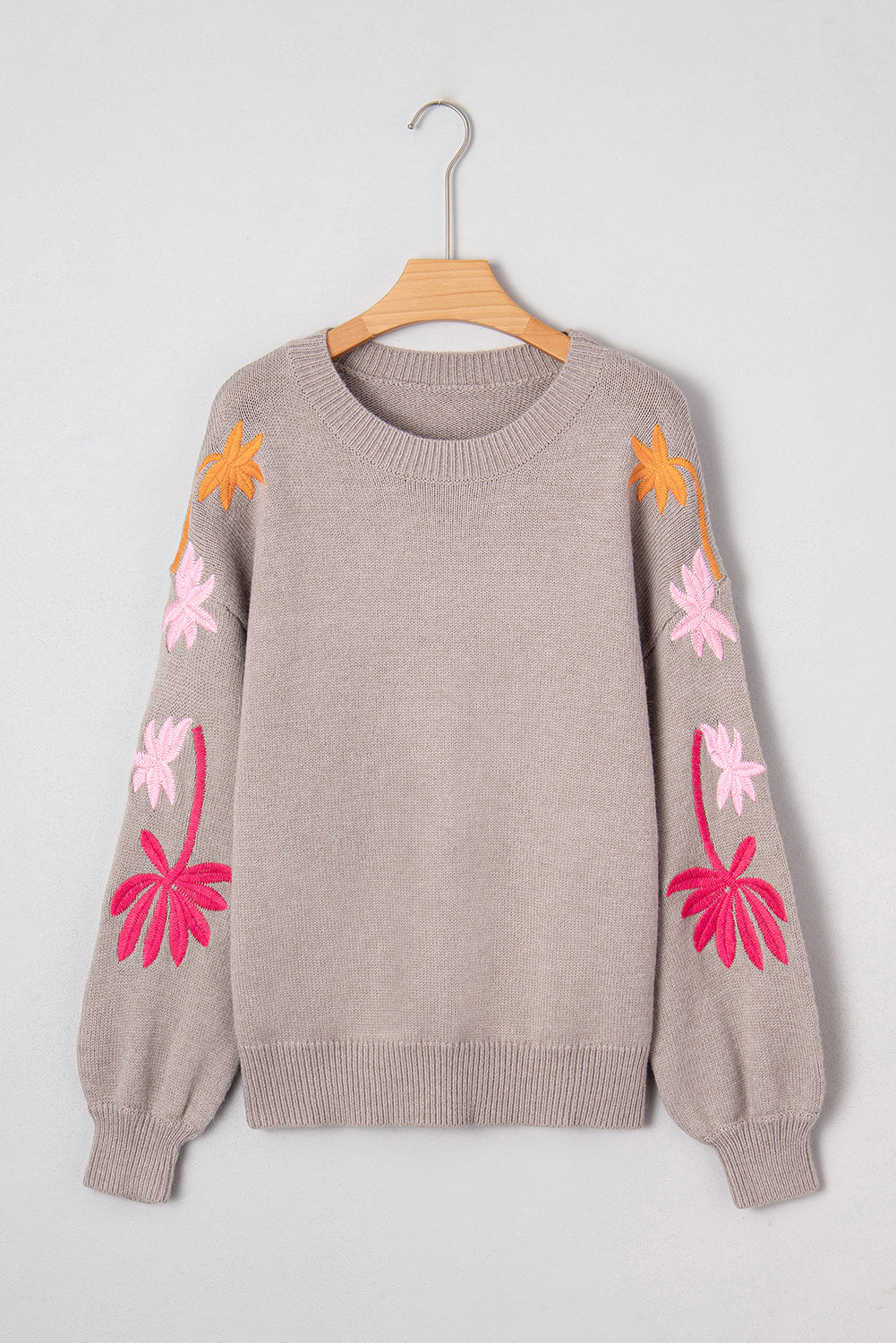 Suéter Holgado de Cuello Redondo con Manga Floral Bordada en Color Topo Sencillo