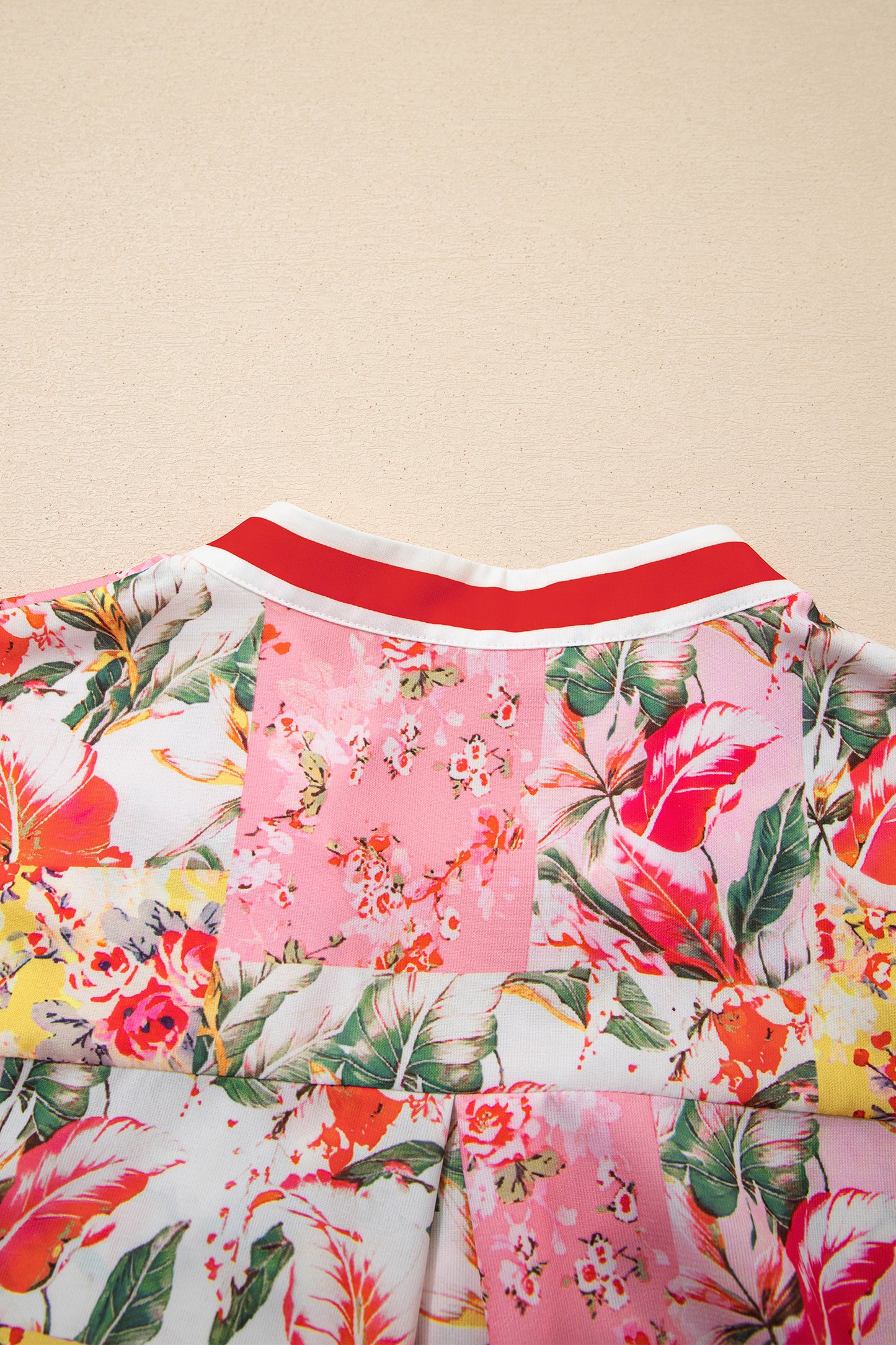 Vestido Mini Rosa con Estampado Floral y Bloques de Color, Ribetes en Contraste, Cuello en V y Bajo con Volantes