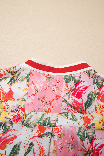 Vestido Mini Rosa con Estampado Floral y Bloques de Color, Ribetes en Contraste, Cuello en V y Bajo con Volantes