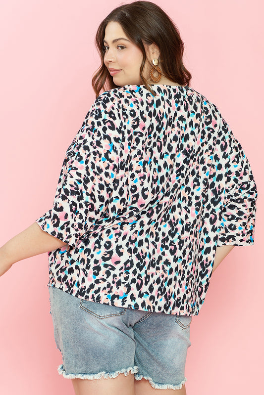 Top de talla grande con estampado de leopardo marrón, cuello de pico y manga murciélago