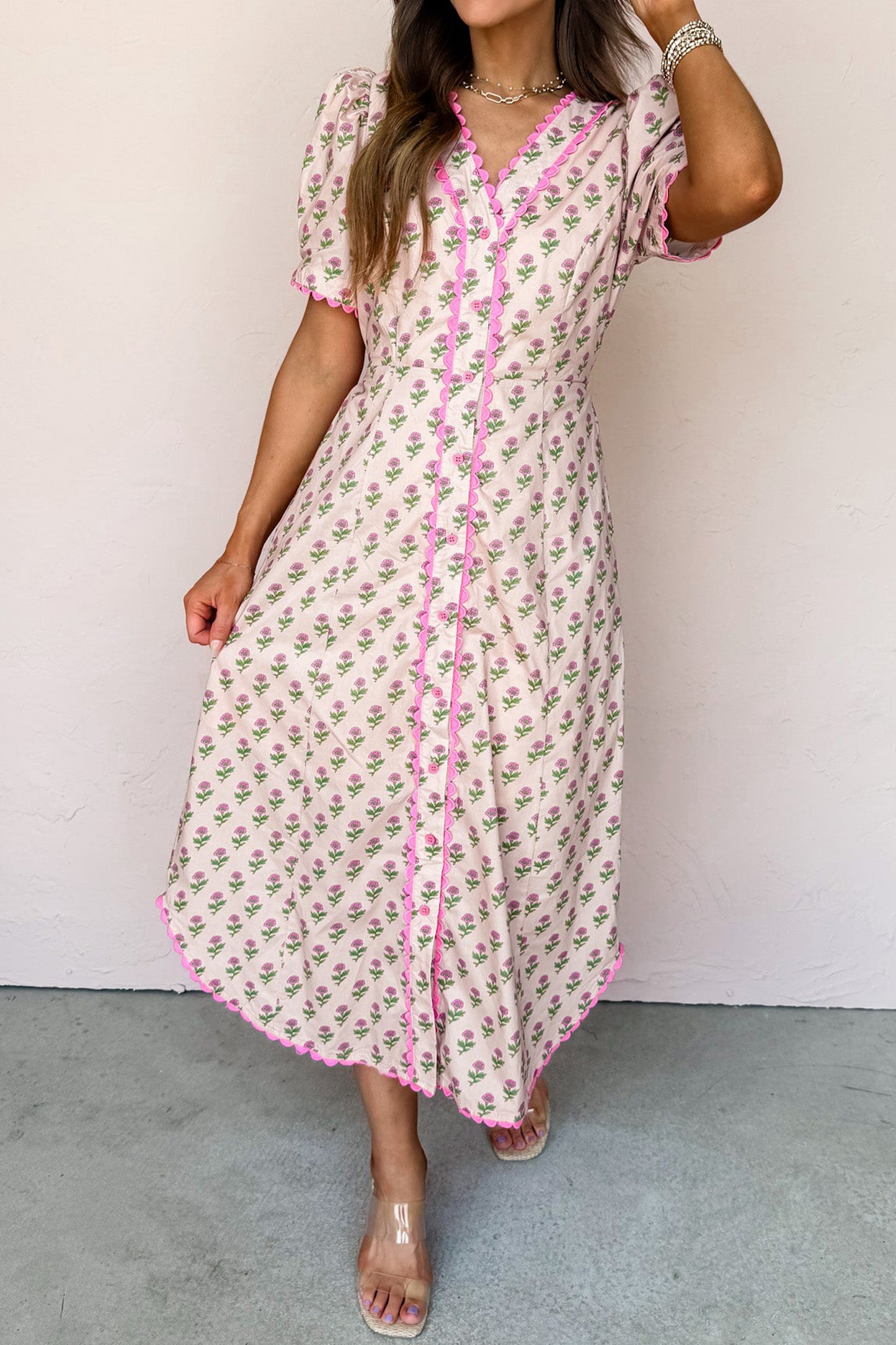 Vestido largo de manga corta con escote en V, estampado floral rosa, ribete festoneado y botones frontales