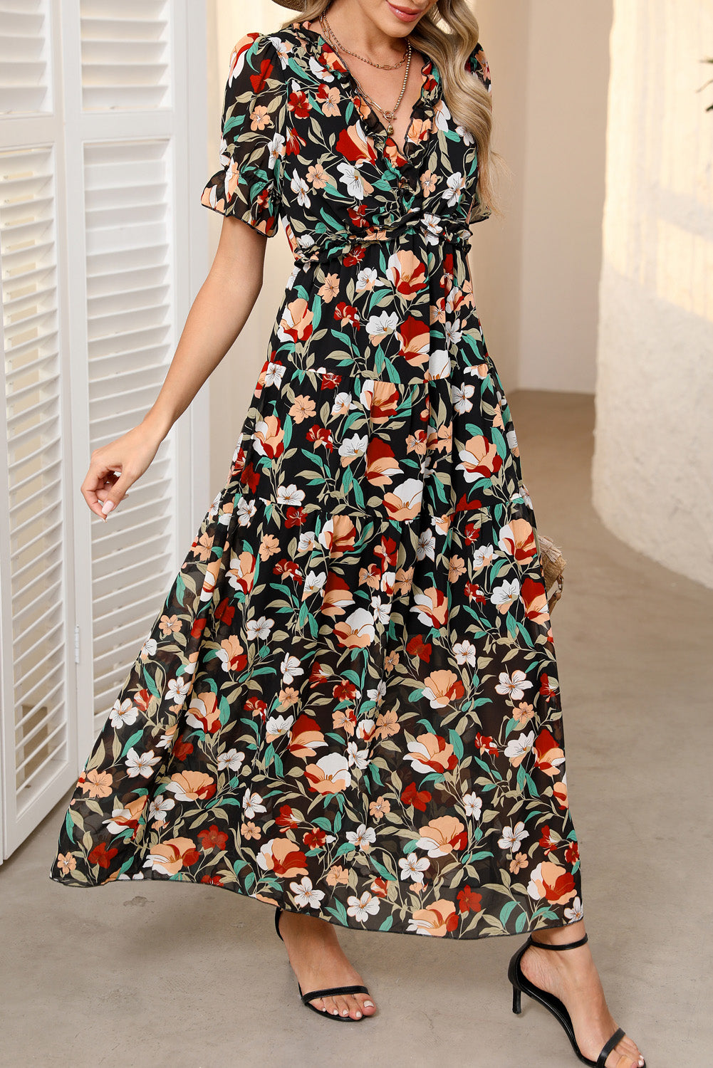 Vestido Maxi de Manga Corta con Volantes y Cuello de Pico con Estampado Floral Negro Ardiente