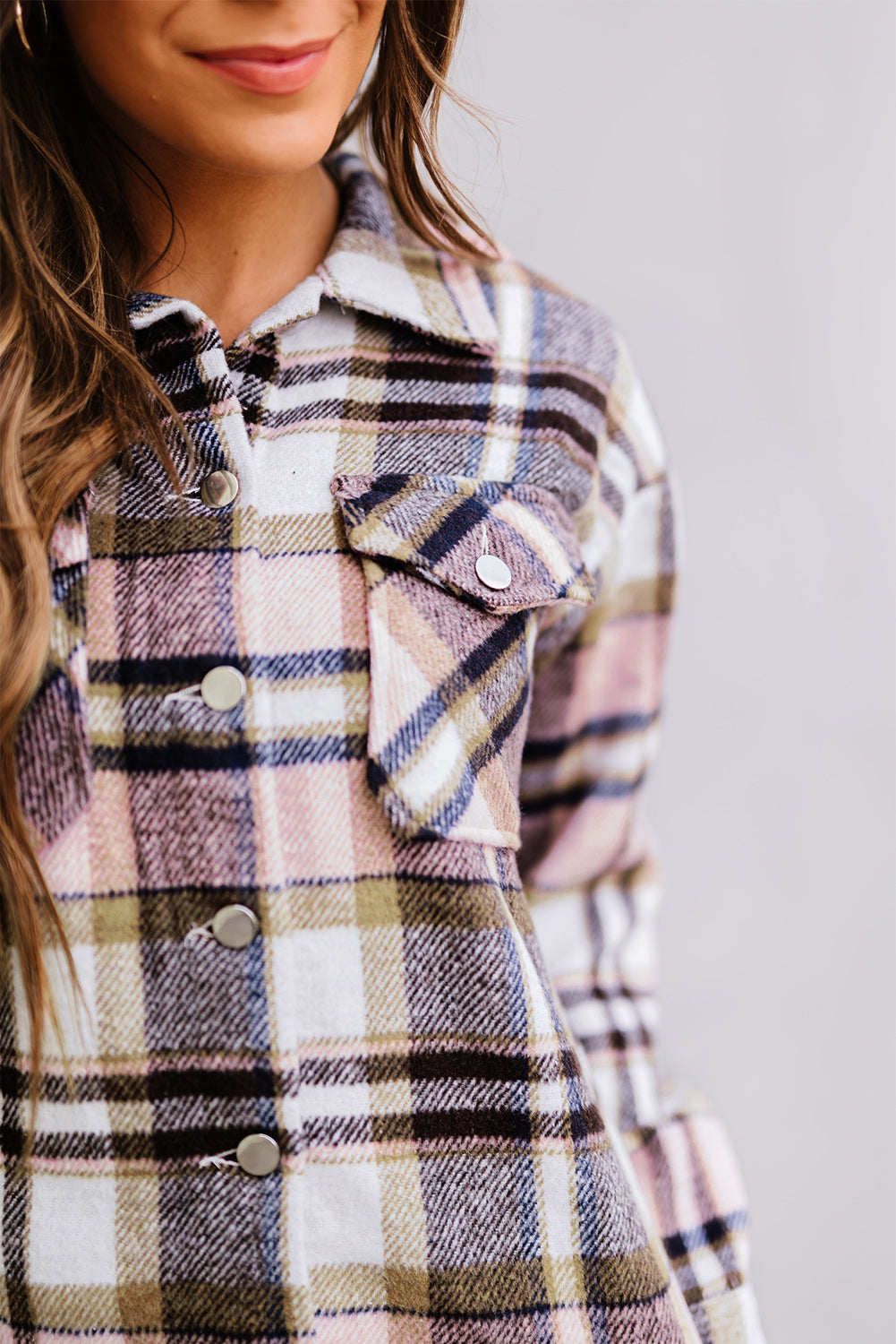 Chaqueta camisera rosa con estampado de cuadros geométricos y bolsillos