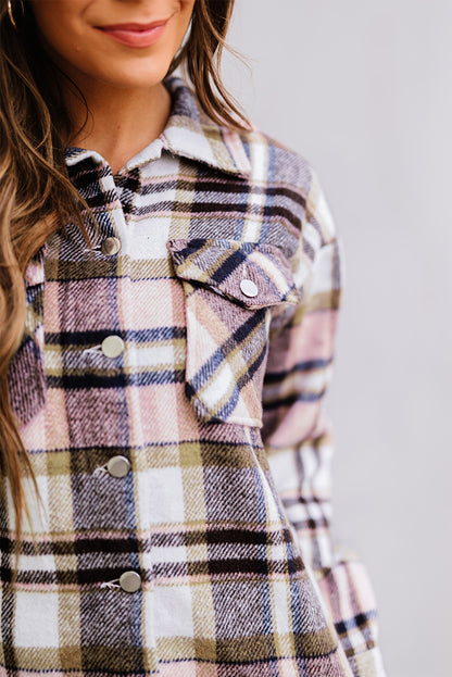Chaqueta camisera rosa con estampado de cuadros geométricos y bolsillos