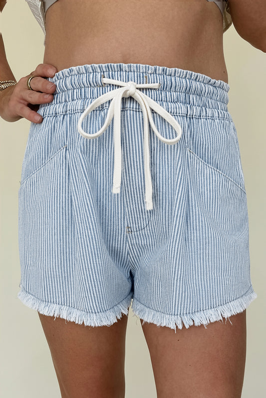 Pantalones cortos de mezclilla casuales con cordón en la cintura elástica, borde sin rematar y rayas azul cielo