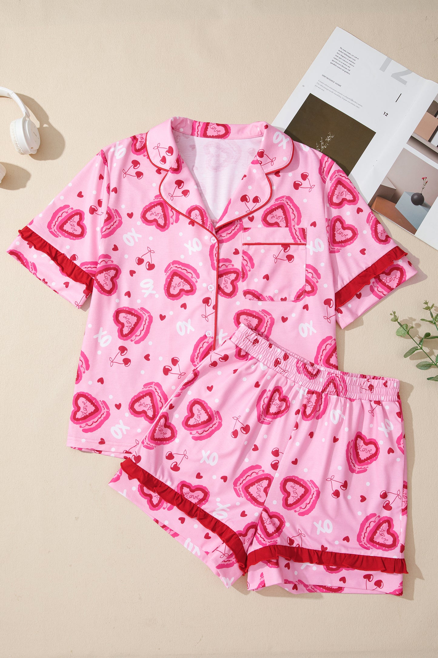 Pijama de 2 piezas de San Valentín con estampado de tarta de corazón rosa en contraste y volantes