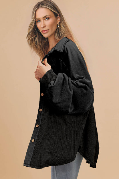 Chaqueta holgada de punto waffle negra con retazos y costuras expuestas