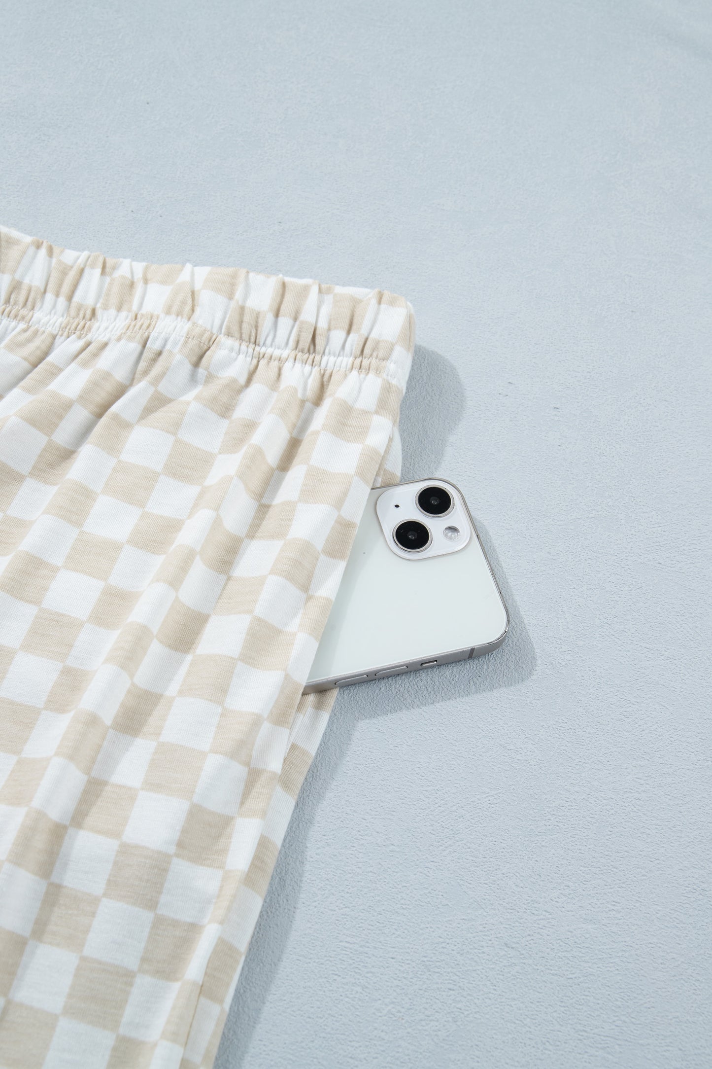 Conjunto de dos piezas de salón de camiseta de manga media y pantalones sueltos con estampado a cuadros en talla grande color caqui