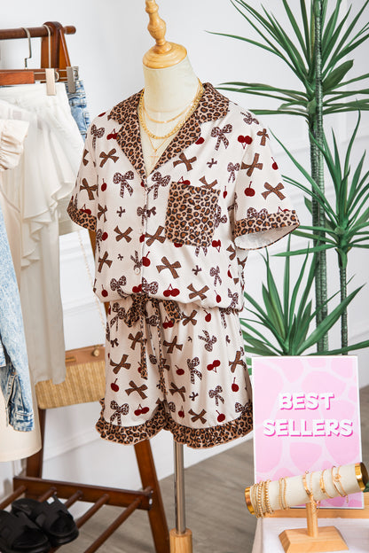 Camiseta de pijama de 2 piezas con estampado de cerezas y lazo blanco chic, retazos de leopardo en contraste y shorts con cordón.