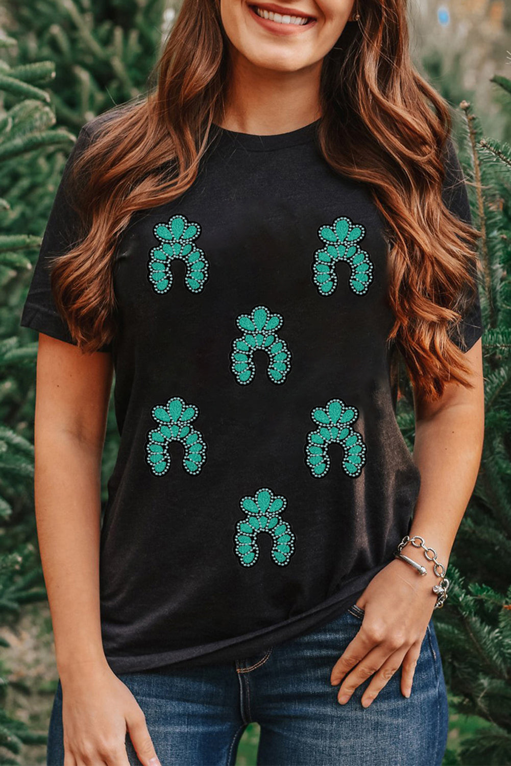 Camiseta negra con lentejuelas y parches, diseño turquesa del Oeste