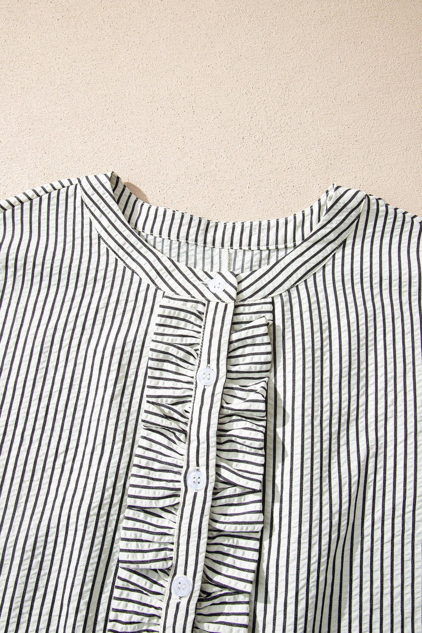 Vestido largo de manga corta con volantes y botones hasta la mitad, de rayas negras