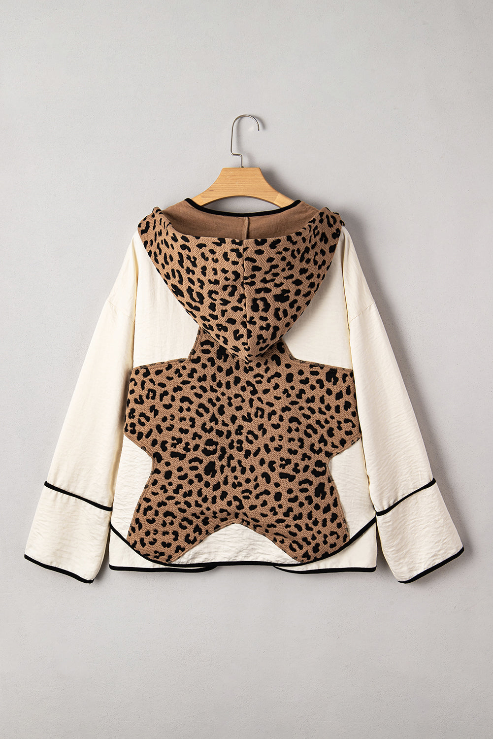 Chaqueta de leopardo marrón con capucha, retazos y ribetes en contraste, con parte delantera abierta