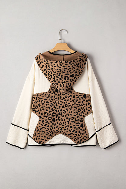 Chaqueta de leopardo marrón con capucha, retazos y ribetes en contraste, con parte delantera abierta