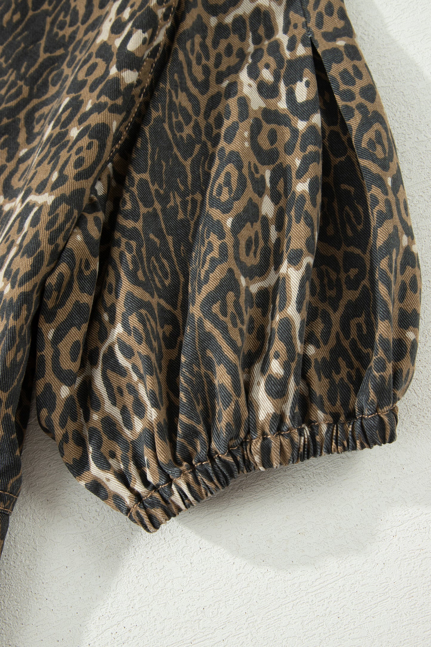 Minivestido vaquero plisado de manga corta con estampado de leopardo gris