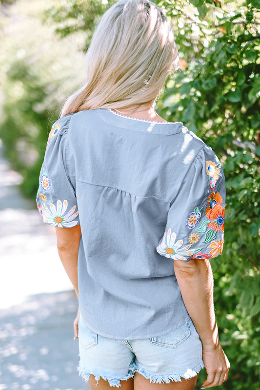 Blusa Beau azul floral bordada con manga abullonada y cuello partido