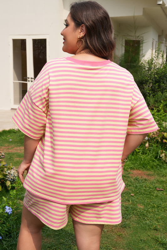 Conjunto corto de talla grande con camiseta holgada a rayas de rosas y cintura elástica con cordón