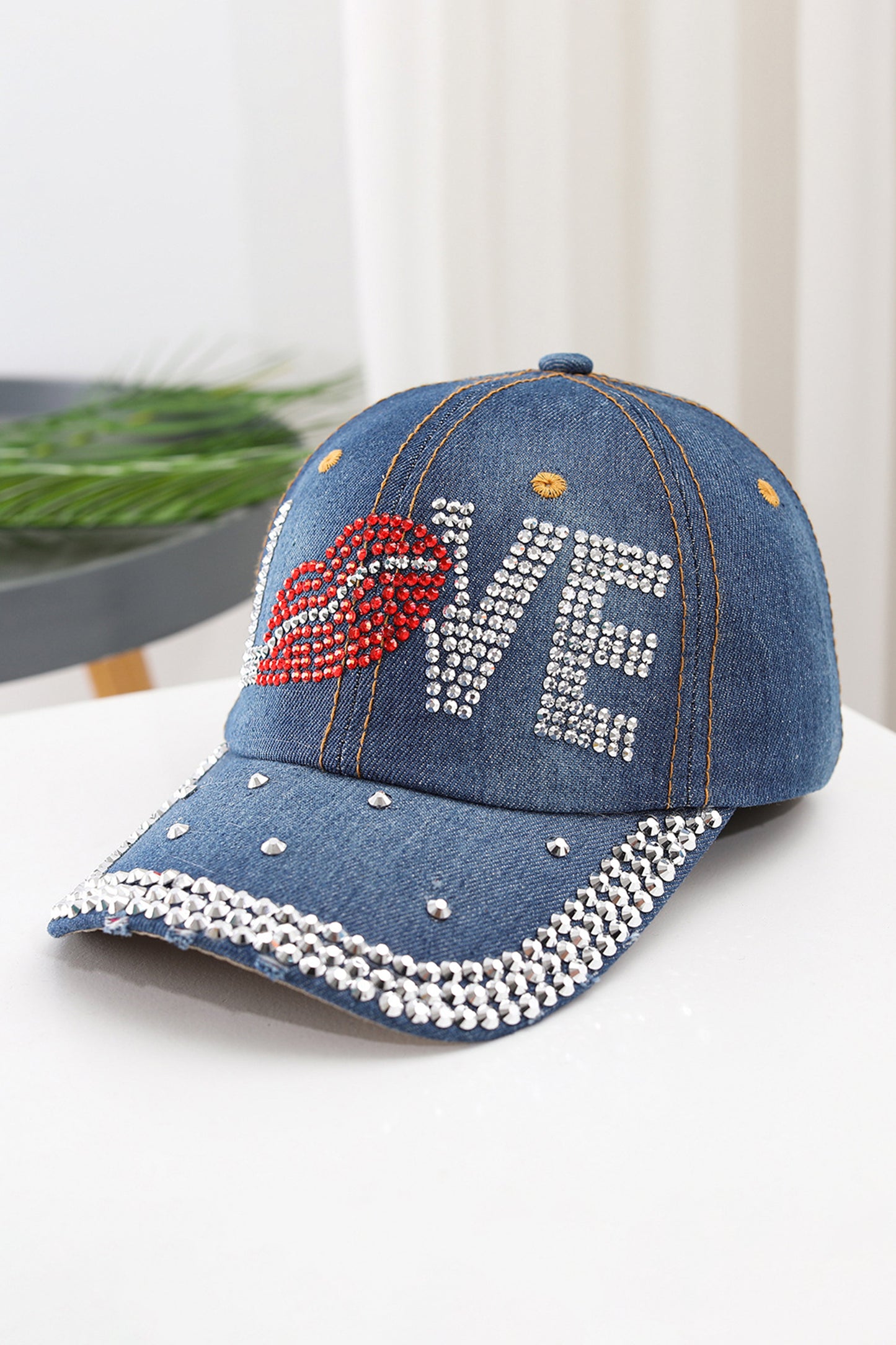 Gorra de béisbol de mezclilla Ashleigh con labio LOVE adornado con diamantes de imitación azules