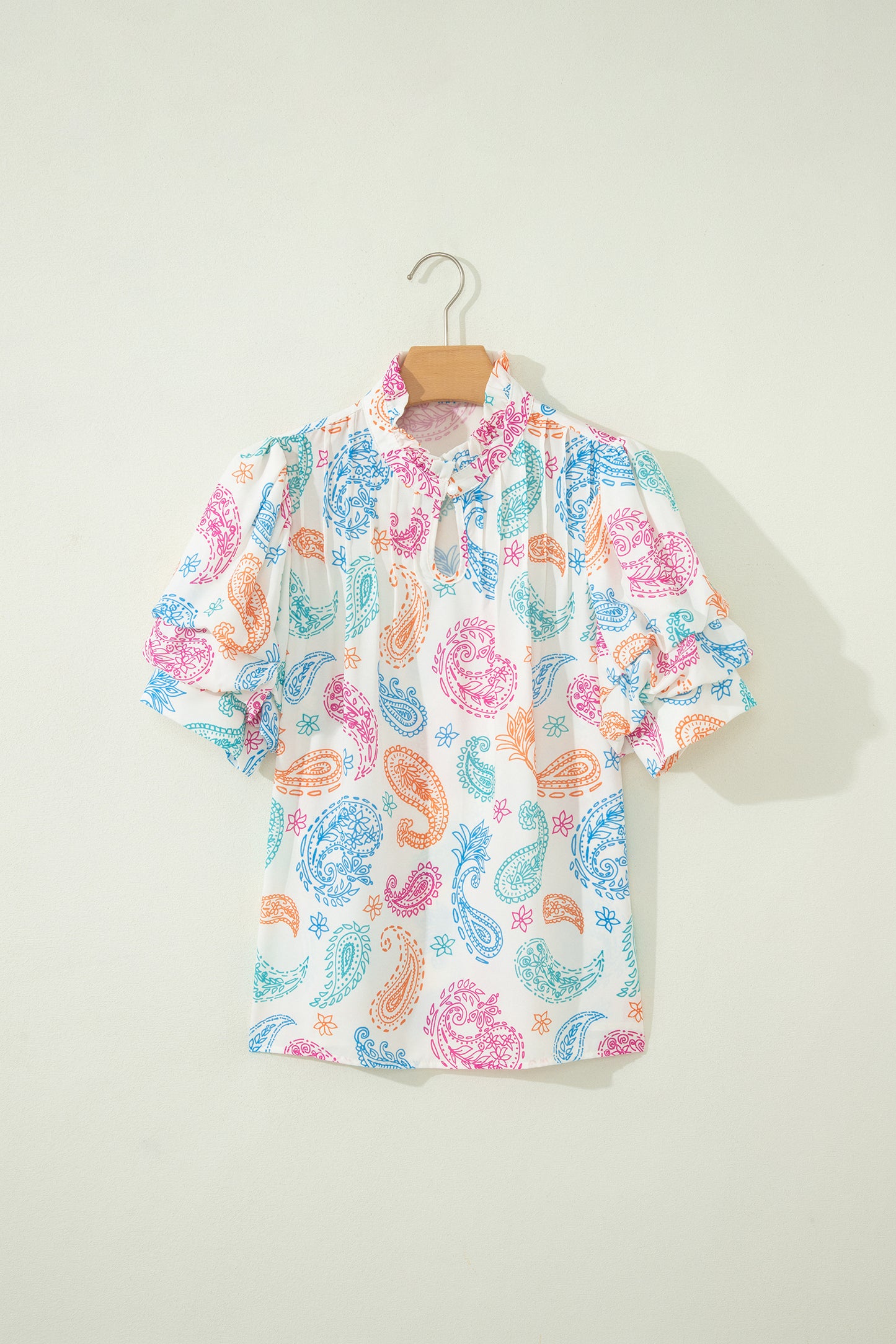Blusa con estampado cachemira vibrante multicolor, ojales de botón y mangas abullonadas