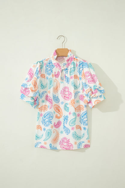 Blusa con estampado cachemira vibrante multicolor, ojales de botón y mangas abullonadas