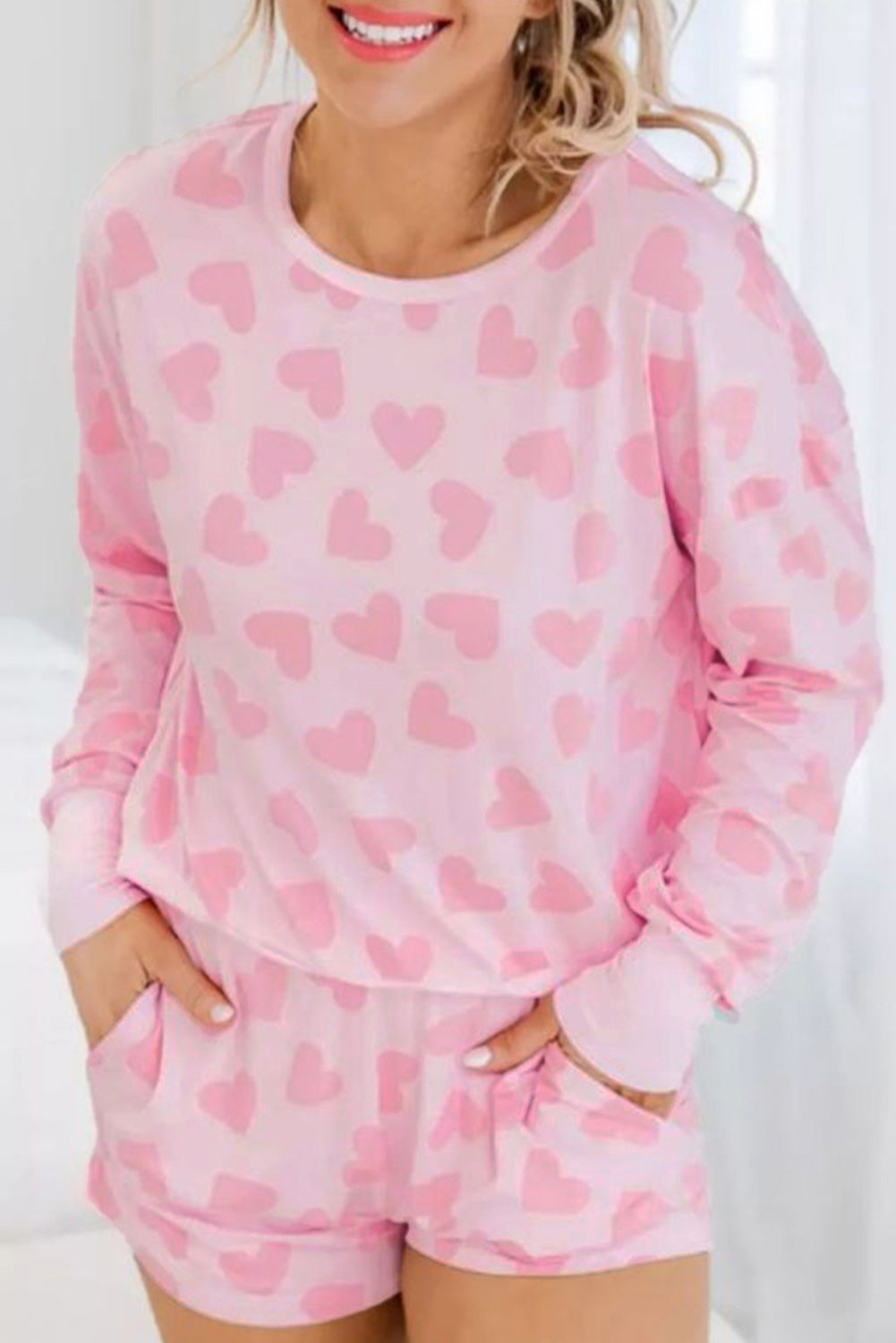 Conjunto de salón de top de manga larga y pantalón corto con estampado de corazones rosas de San Valentín
