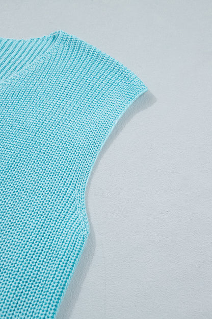Chaleco de punto en color azul niebla con cuello de pico y botones delanteros
