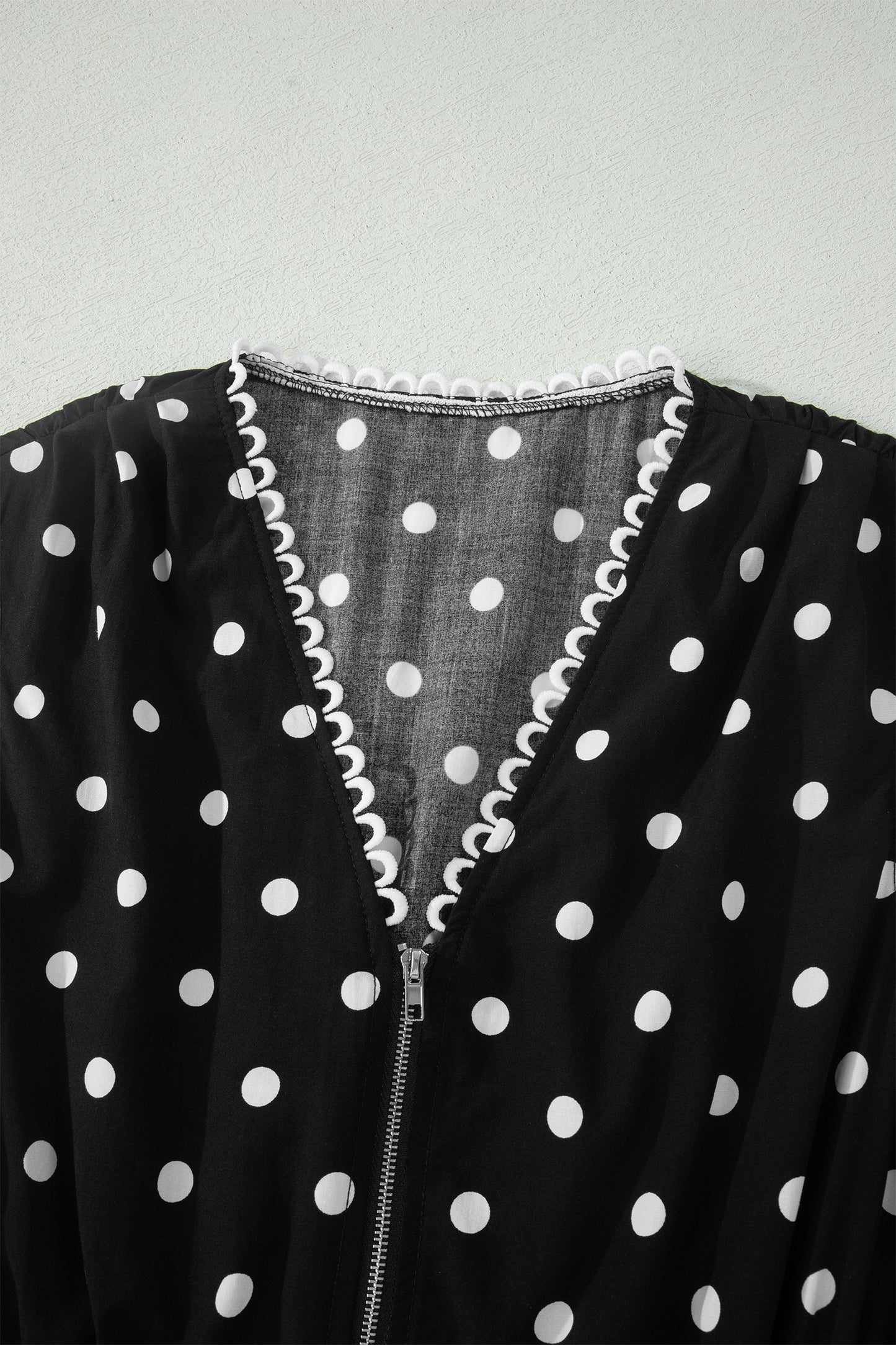 Vestido sin mangas con cremallera, cuello en V, ribete en contraste y estampado de lunares negros