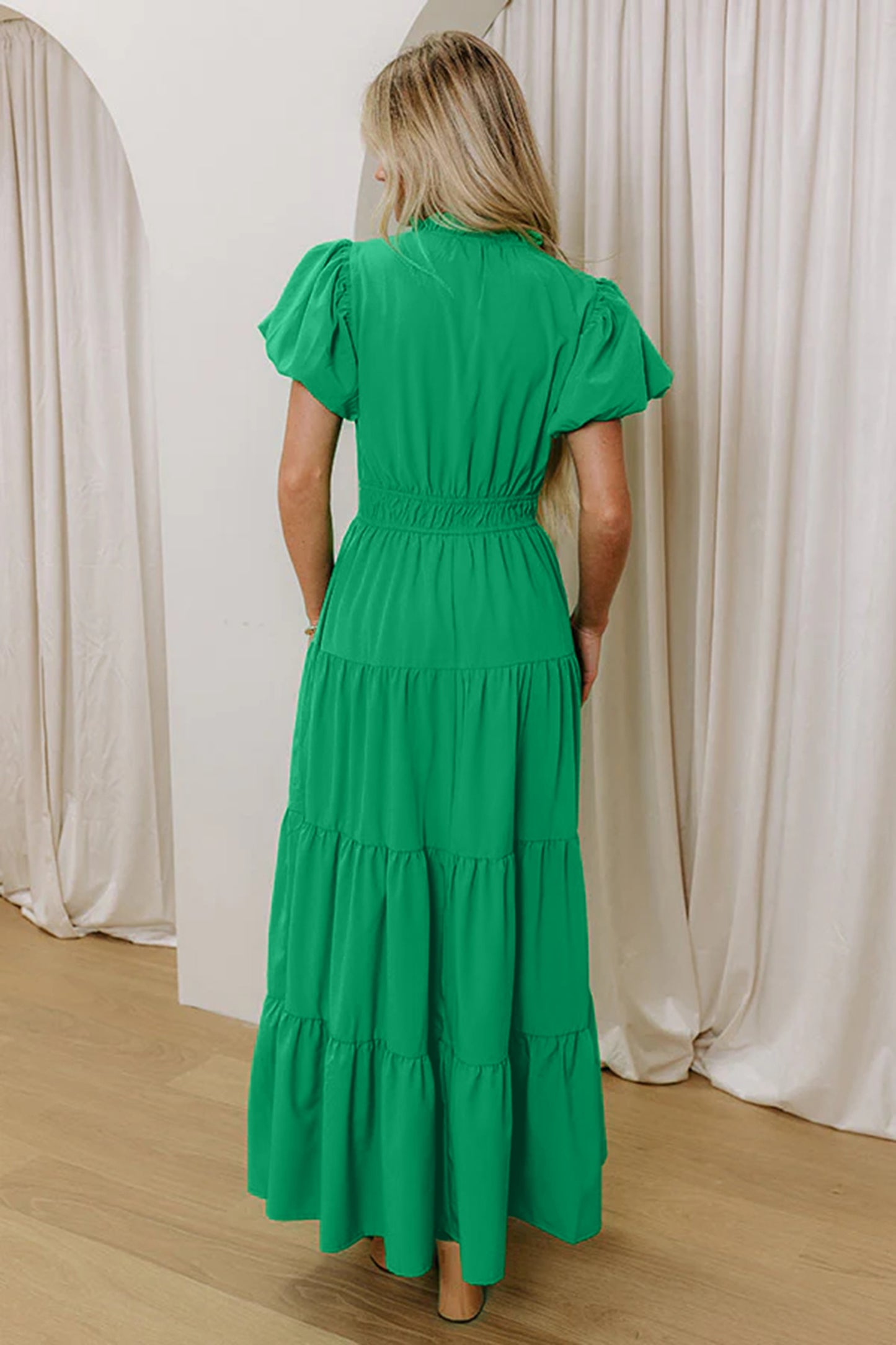 Vestido maxi escalonado verde brillante de color sólido, cuello en V, manga corta abullonada y cintura alta