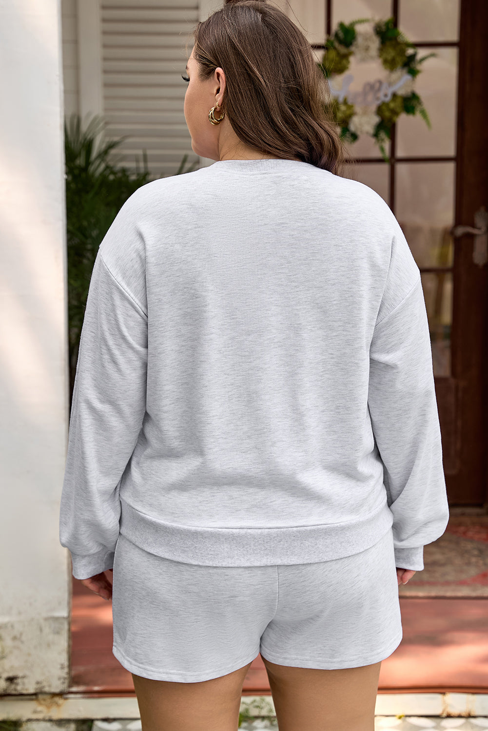 Conjunto de 2 piezas de shorts sueltos y jersey con mangas abullonadas y bordado de lazo femenino en gris claro