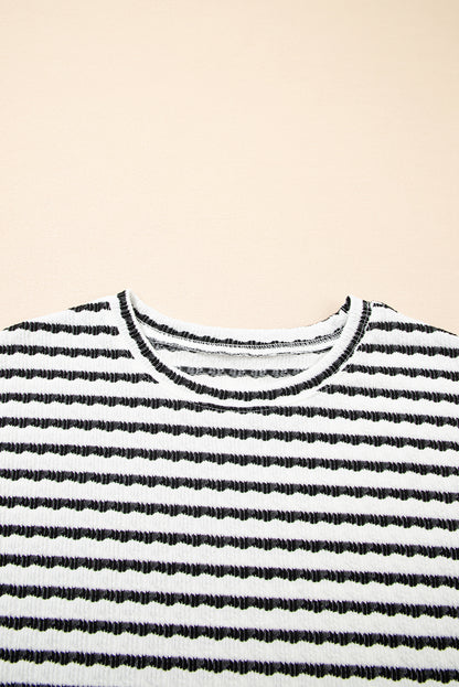Conjunto de top de manga corta de punto con rayas negras y shorts con cordón
