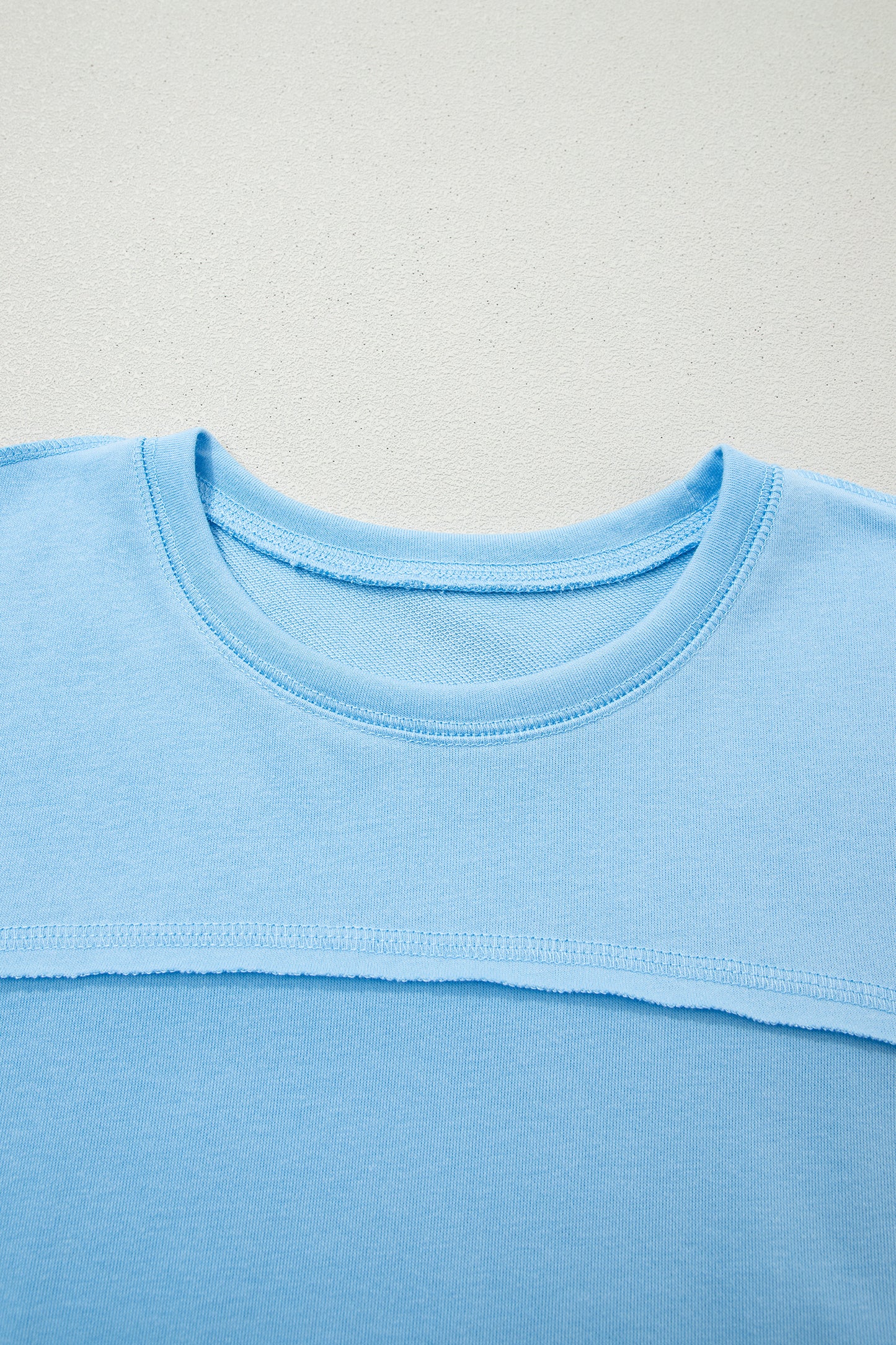 Conjunto de camiseta holgada con hombros caídos y pantalones tipo barril en azul cielo