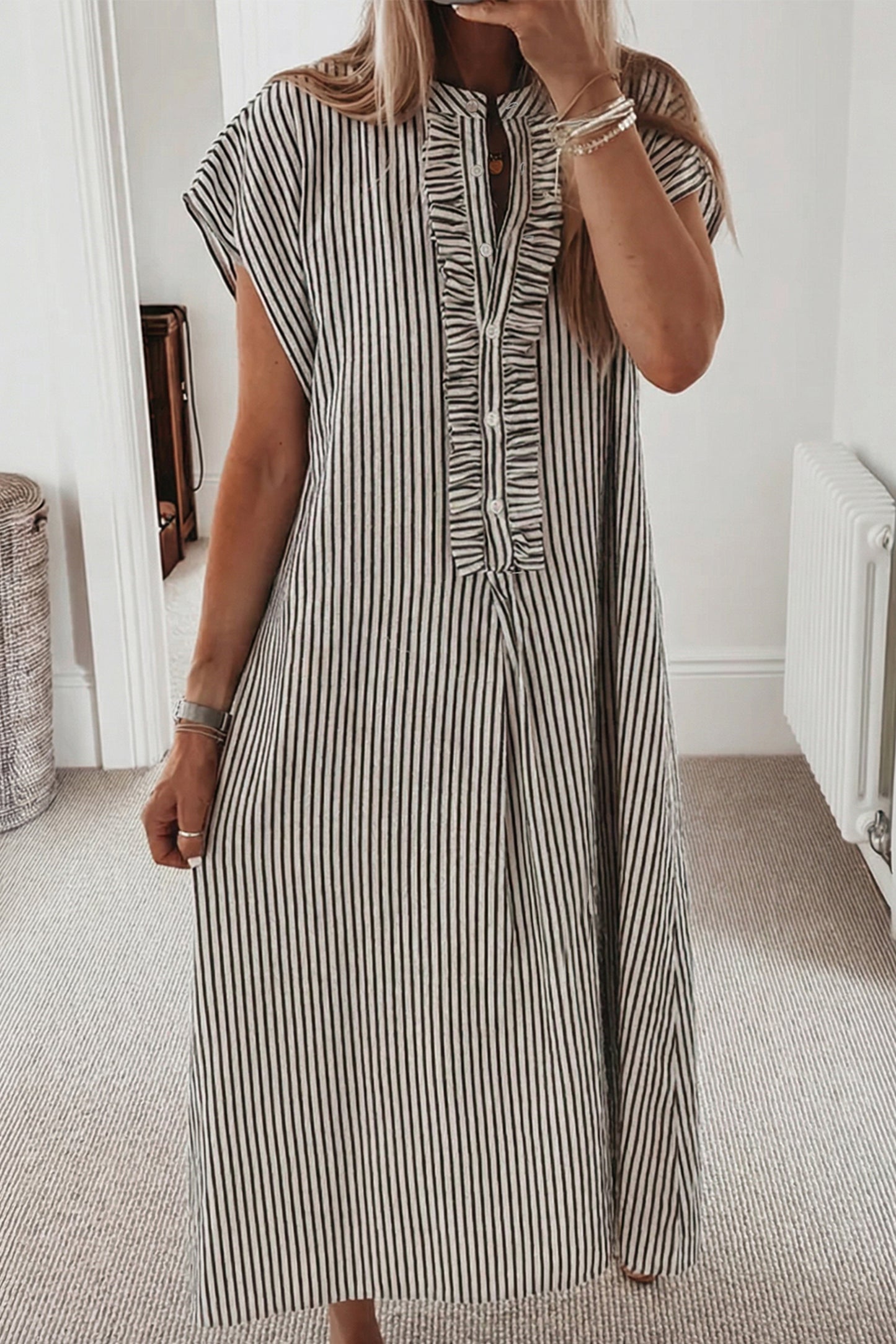 Vestido largo de manga corta con volantes y botones hasta la mitad, de rayas negras