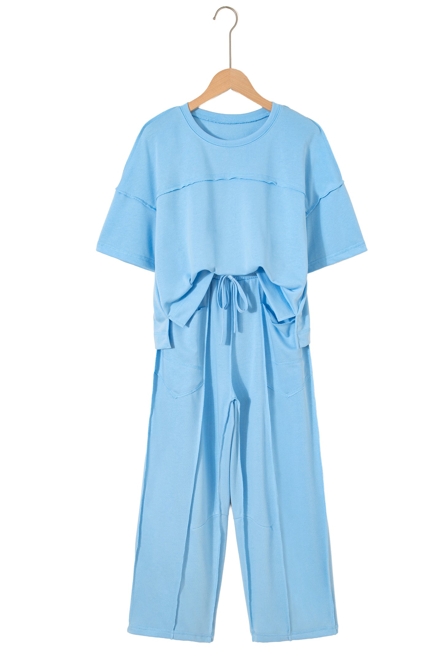 Conjunto de camiseta holgada con hombros caídos y pantalones tipo barril en azul cielo