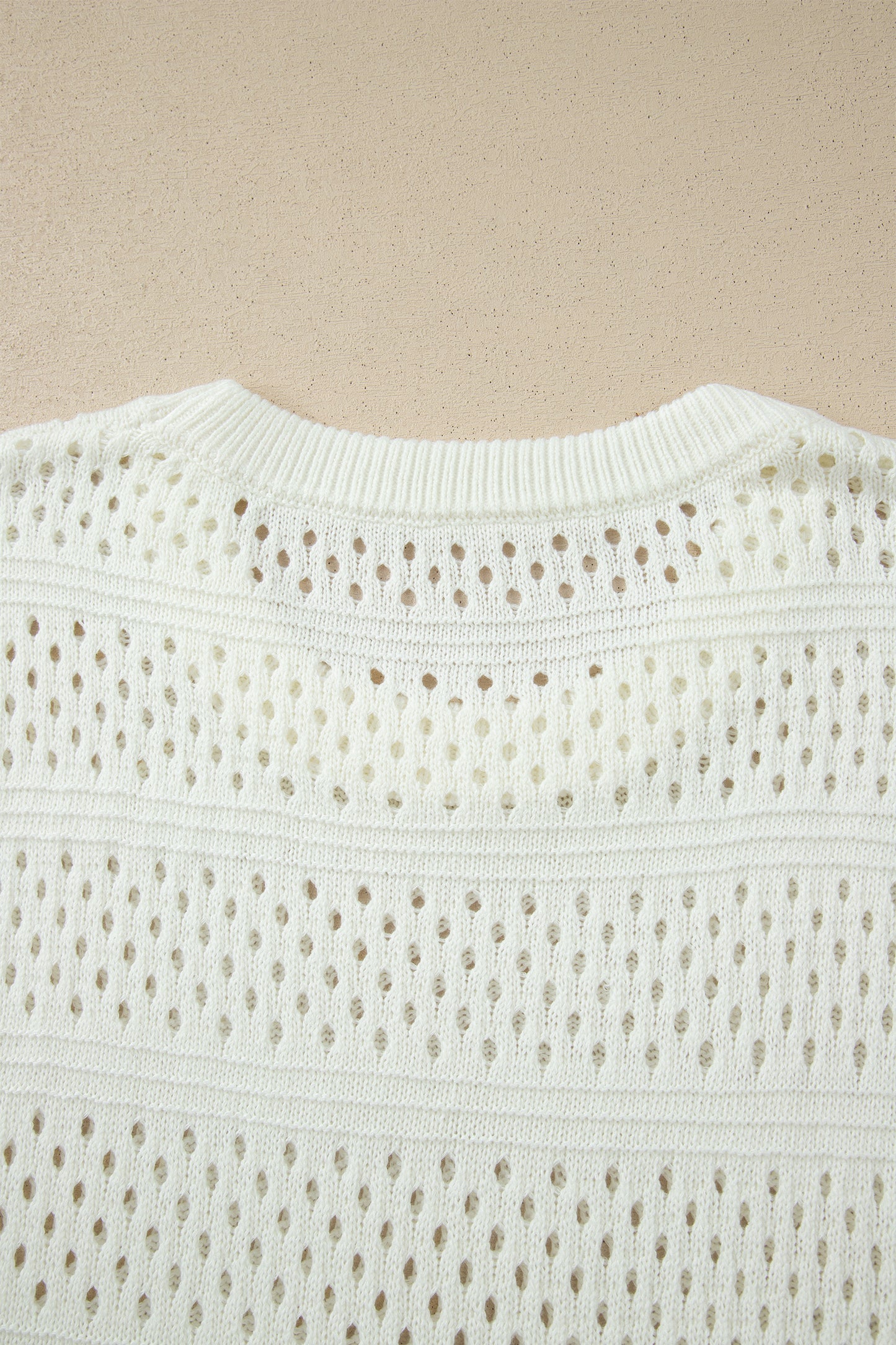 Suéter dolman blanco de manga corta con ojales calados y ribete acanalado, talla grande