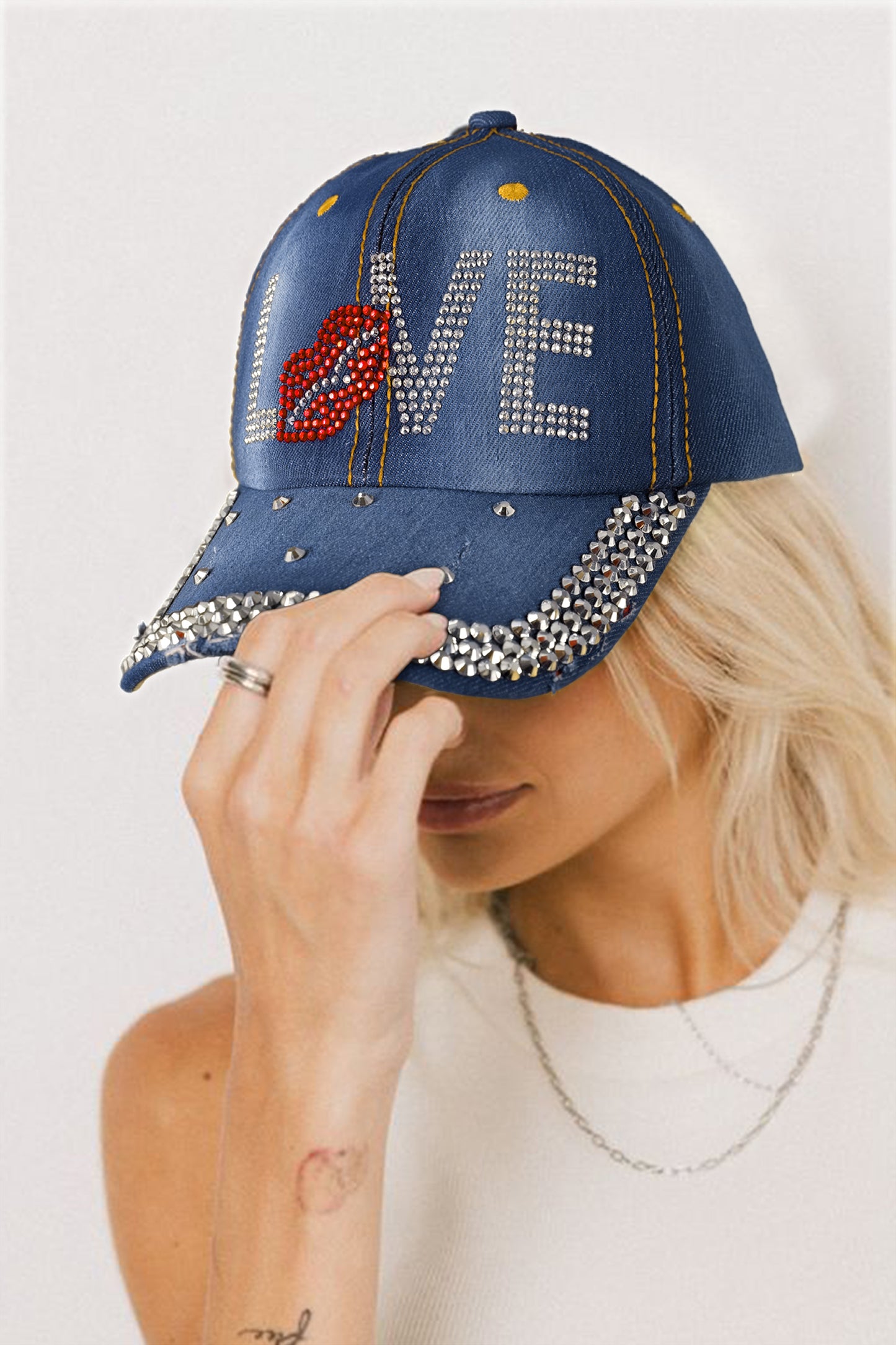 Gorra de béisbol de mezclilla Ashleigh con labio LOVE adornado con diamantes de imitación azules