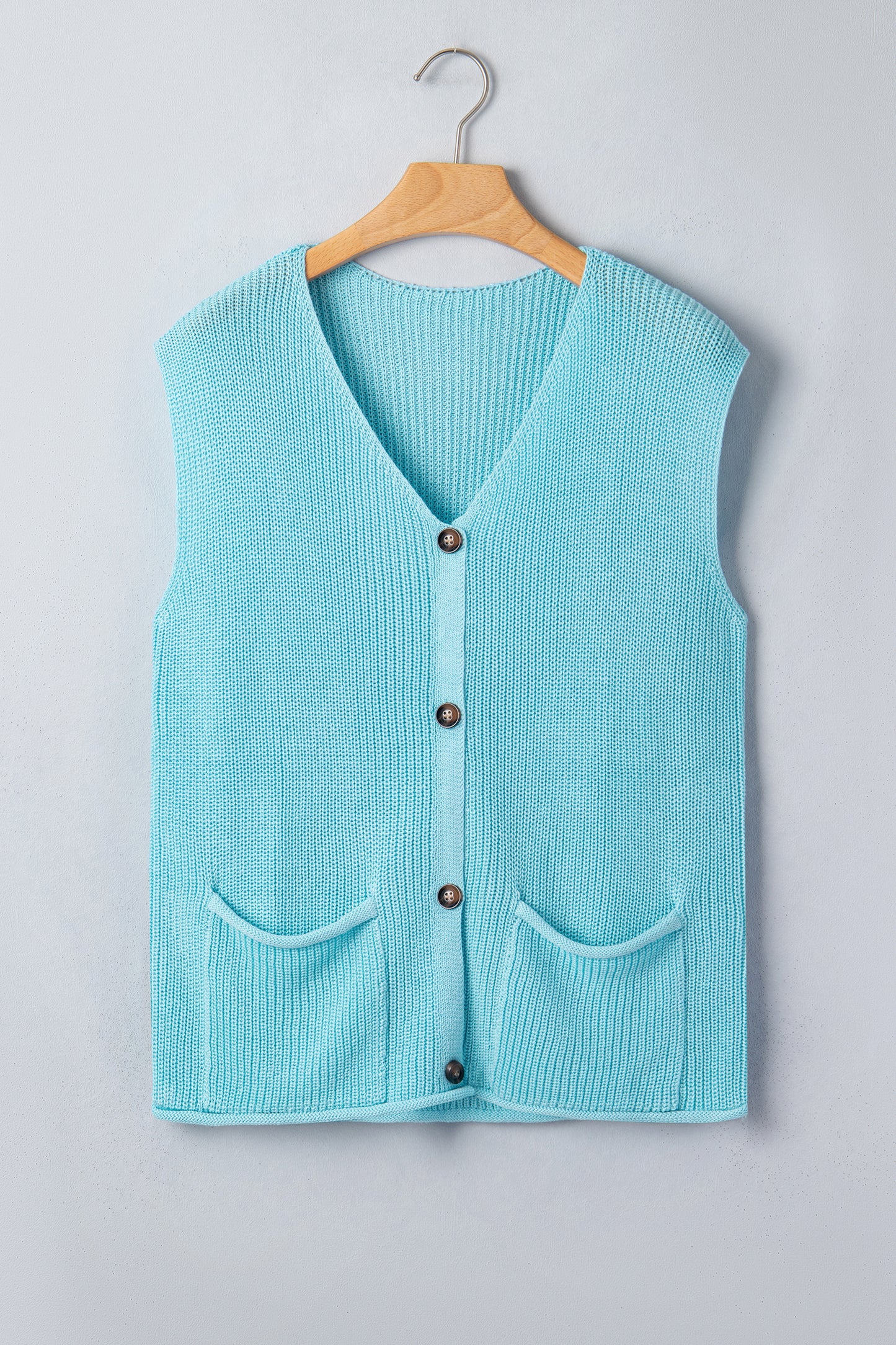 Chaleco de punto en color azul niebla con cuello de pico y botones delanteros